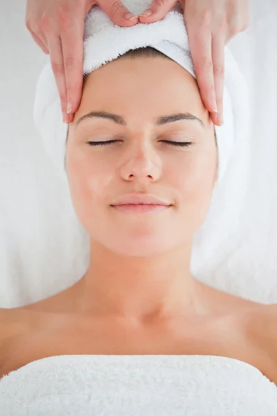 Retrato de uma mulher bonita fazendo uma massagem facial — Fotografia de Stock