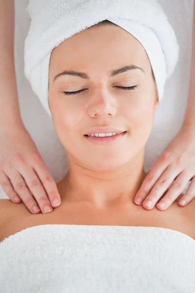 Glad kvinna med en axel massage — Stockfoto