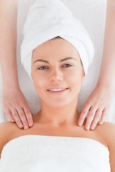 Vacker kvinna njuter av en axel massage — Stockfoto