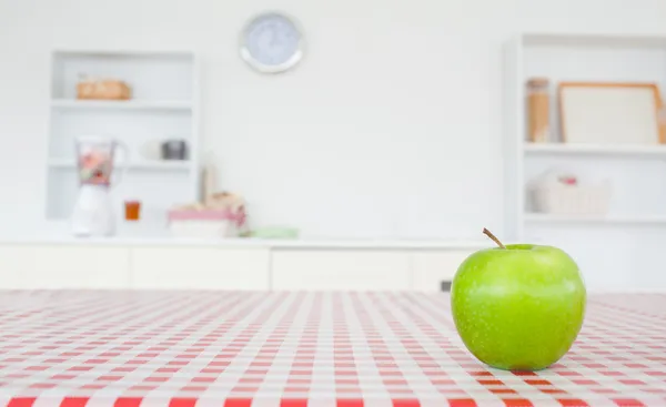 Ein Apfel auf einer Tischdecke — Stockfoto