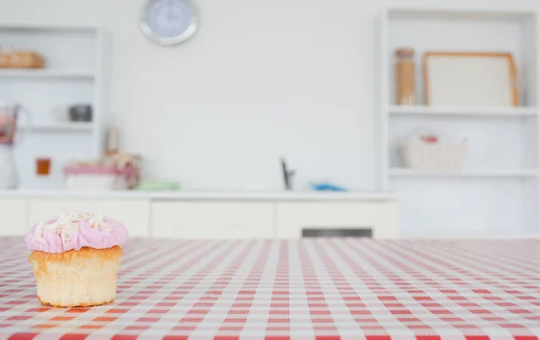 Ein Cupcake auf einer Tischdecke — Stockfoto