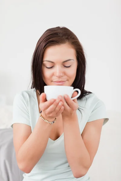 Retrato de uma mulher de cabelos escuros bebendo café — Fotografia de Stock