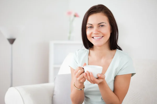 Close up de uma mulher de cabelos escuros bebendo chá — Fotografia de Stock