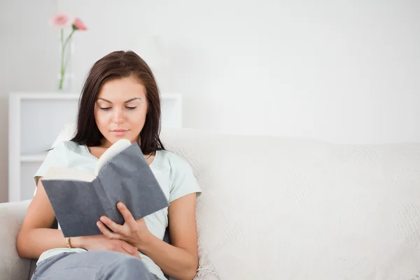 Милая темноволосая женщина, читающая книгу — стоковое фото
