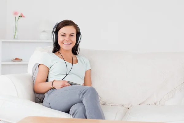 Affascinante donna ascoltando musica — Foto Stock