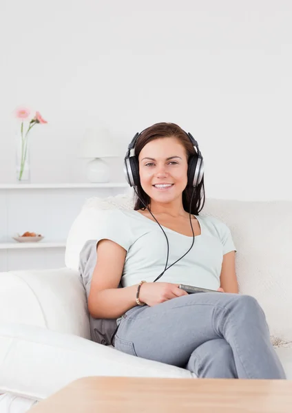 Donna sorridente che ascolta musica — Foto Stock