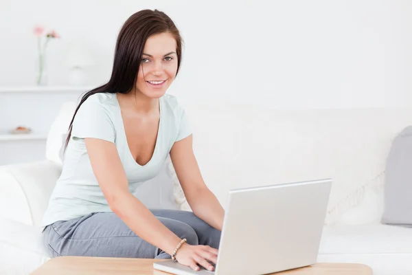 Sonriente joven escribiendo en su portátil —  Fotos de Stock