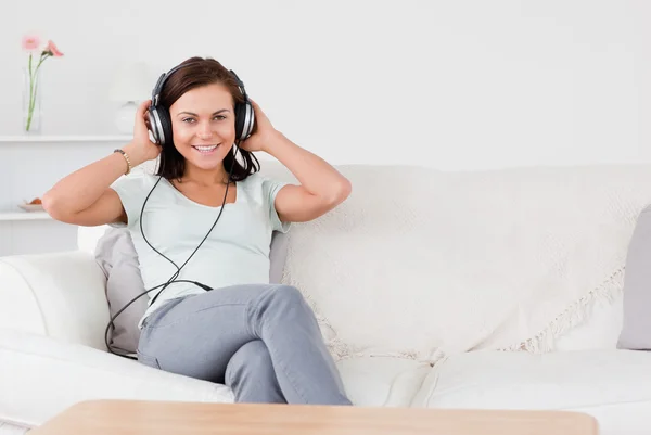 Mooie brunette luisteren naar muziek — Stockfoto
