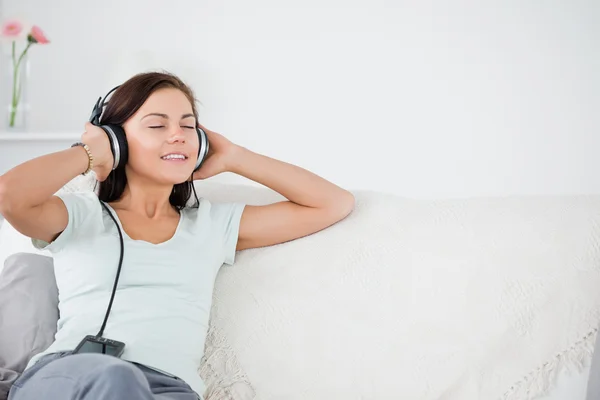 Piękne brunetki, słuchanie muzyki — Zdjęcie stockowe