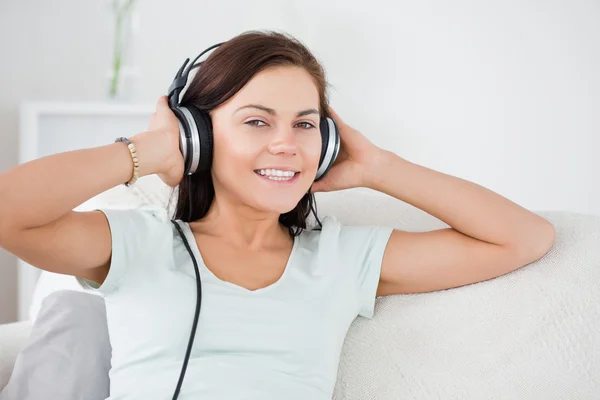 Zbliżenie śliczny brunetka, słuchanie muzyki — Zdjęcie stockowe
