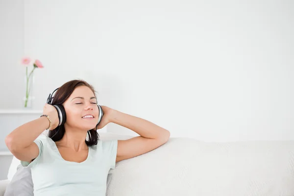Blij brunette luisteren naar muziek — Stockfoto