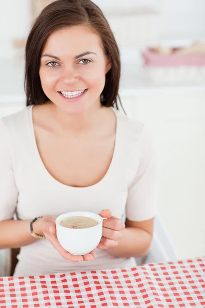 お茶を飲んでかわいい暗い髪の女性 — ストック写真