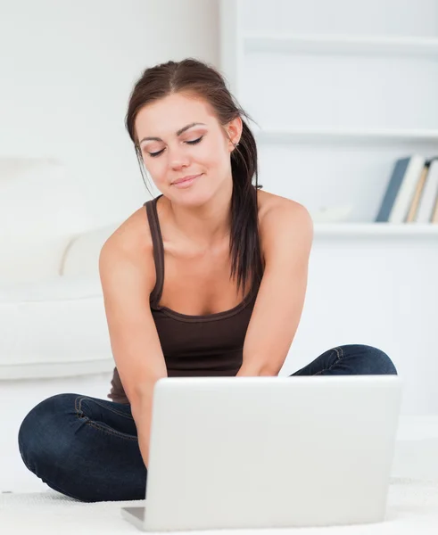 Ładny ciemnowłosa kobieta za pomocą swojego laptopa — Zdjęcie stockowe
