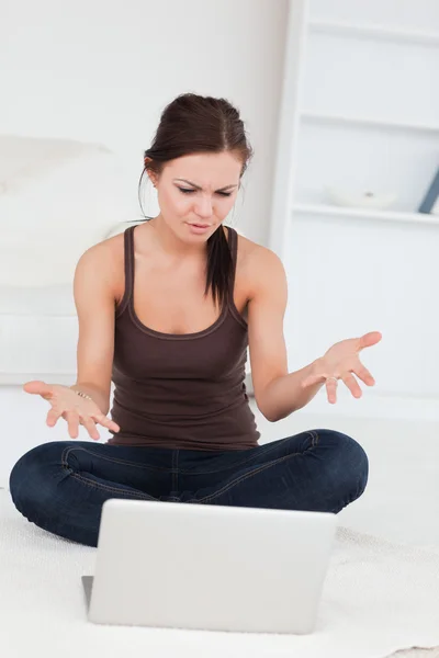 Rozzlobený tmavovlasá žena pomocí její laptop — Stock fotografie