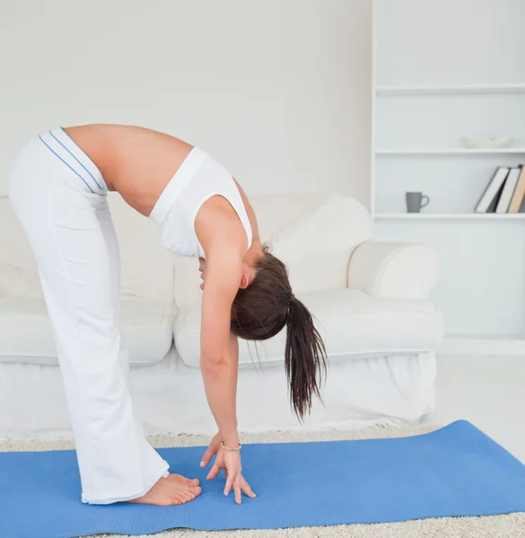Söt brunett praktisera yoga — Stockfoto