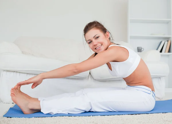 Morena feliz practicando yoga —  Fotos de Stock