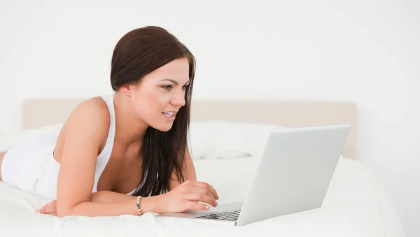Mladá žena, surfování na internetu — Stock fotografie