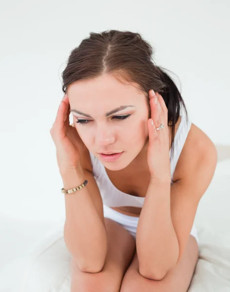 Şirin esmer bir baş ağrısı olması — Stok fotoğraf