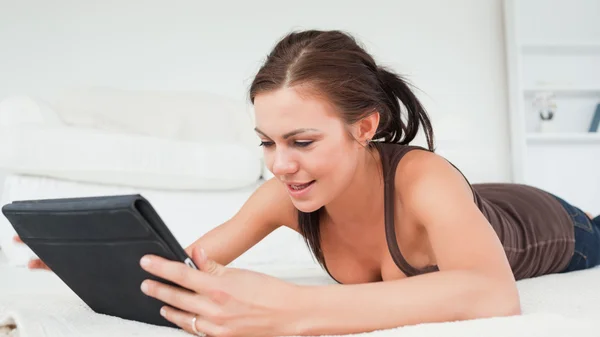 Mulher se divertindo com seu tablet — Fotografia de Stock
