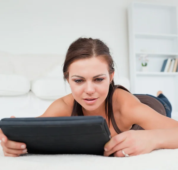 Mulher pensativa trabalhando em seu tablet — Fotografia de Stock