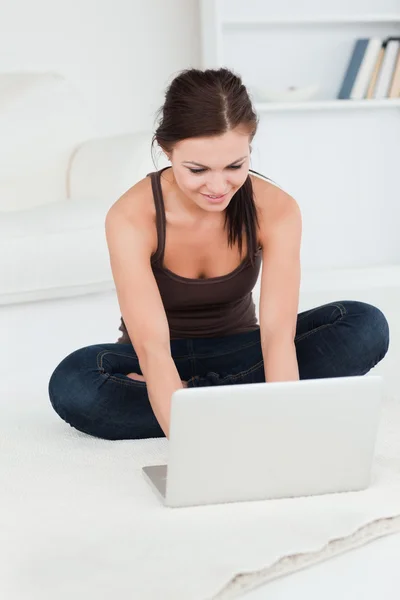 Słodkie młoda brunetka za pomocą swojego laptopa — Zdjęcie stockowe