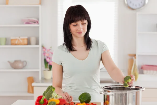 Attraente bruna donna che cucina verdure — Foto Stock