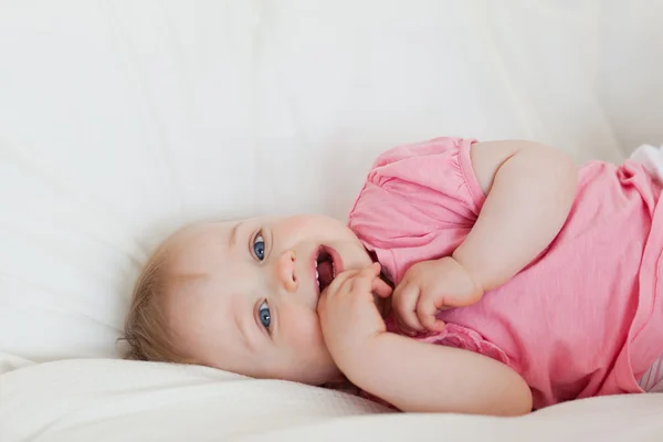 Bir yatakta yatarken bebek güzel — Stok fotoğraf