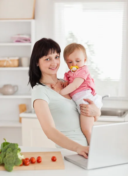Sevimli kadın bebeğini kucağında holding — Stok fotoğraf