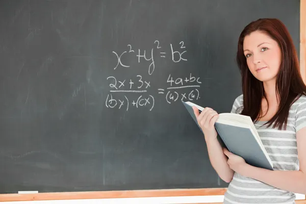 Wunderbarer Schüler beim Lösen einer Gleichung Stockfoto