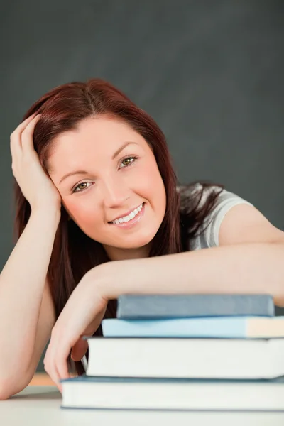 Портрет улыбающегося молодого студента с ее предплечьем на руке Стоковое Фото