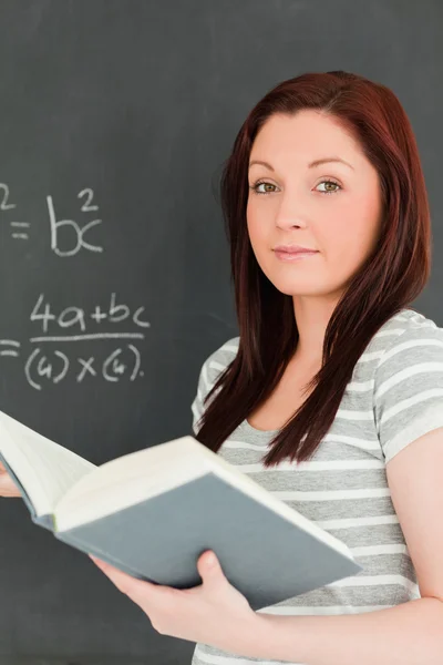 Porträtt av en ung kvinna som försöker lösa en ekvation Royaltyfria Stockfoton