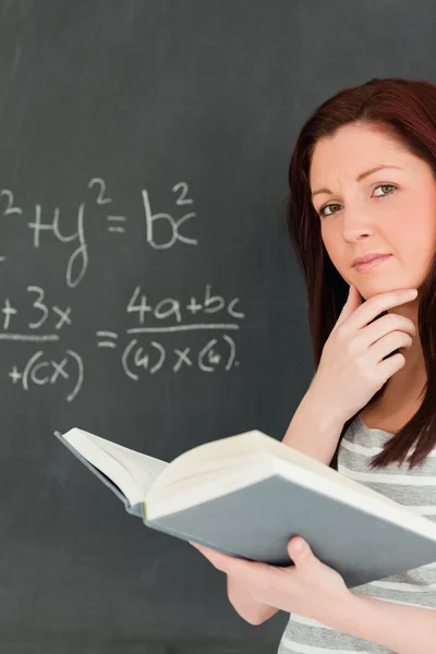 Porträt einer netten Frau, die versucht, eine Gleichung zu lösen Stockbild