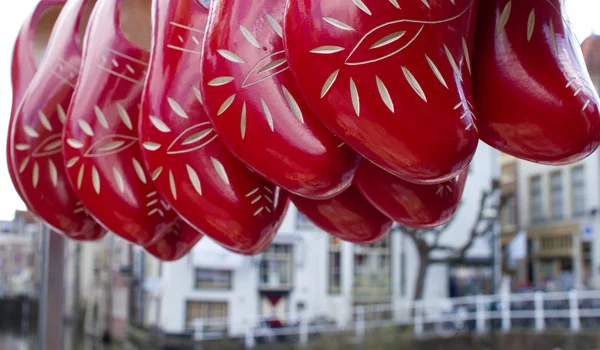 Tradicional holandês vermelho sapatos de madeira para venda — Fotografia de Stock