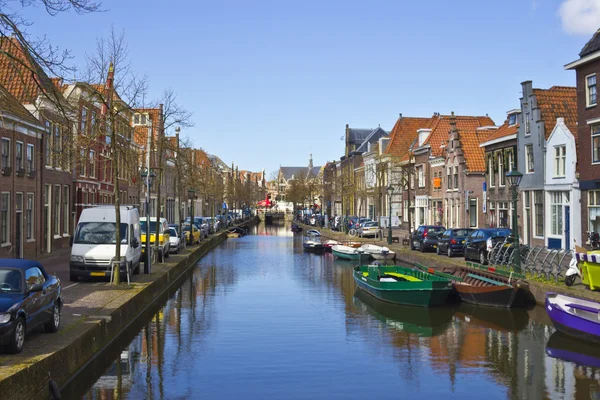 Traditional dutch houses on the canal in Alkmaar town, Holland, — Stock Photo, Image