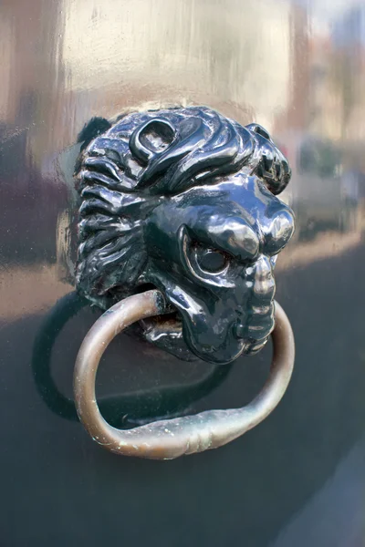 Primer plano de la perilla decorativa tradicional de la puerta de la cabeza del león holandés —  Fotos de Stock