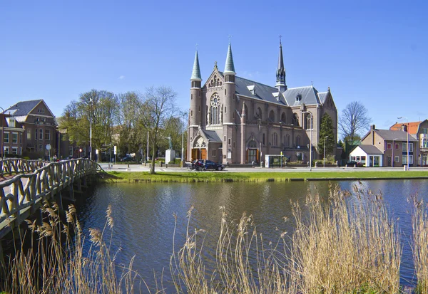 Brug naar de kerk, stad van alkmaar, holland, Nederland — Stockfoto