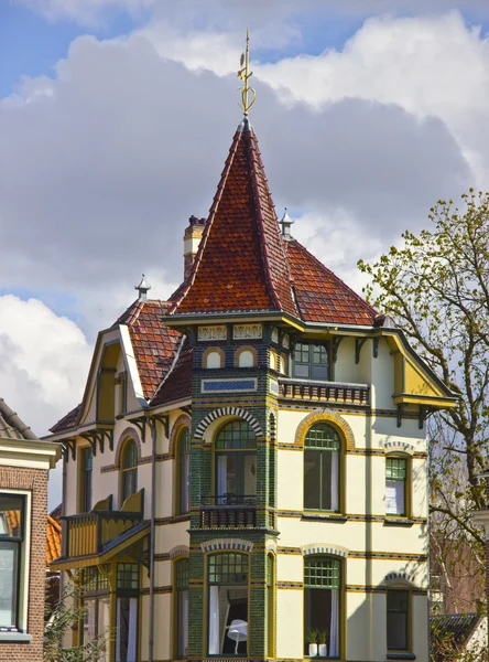 Barevný dům v městečku Alkmaar, Holland, Nizozemsko — Stock fotografie