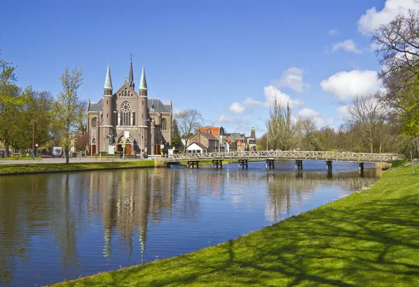 Мост к церкви, город Алкмар, Голландия, Нидерланды — стоковое фото