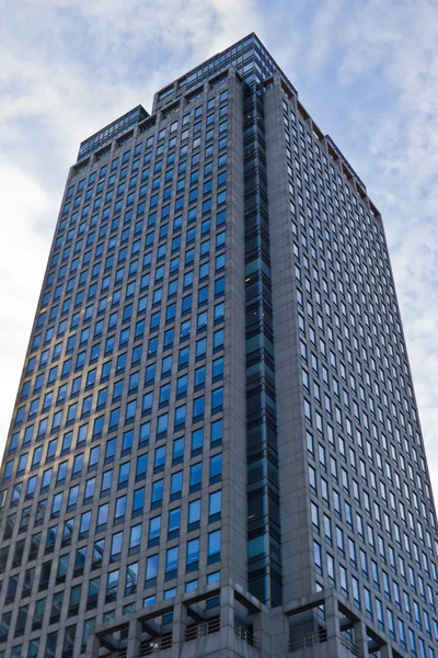 Ventanas del edificio de oficinas de gran altura — Foto de Stock