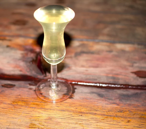 Um copo de licor frio em um suporte de madeira bar — Fotografia de Stock
