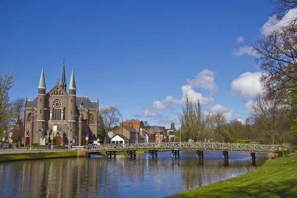 Ponte para a igreja, Alkmaar cidade, Holanda, Países Baixos — Fotografia de Stock