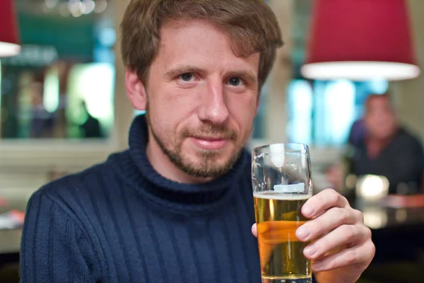 Adam bardak bira ile gülümseyen portresi — Stok fotoğraf