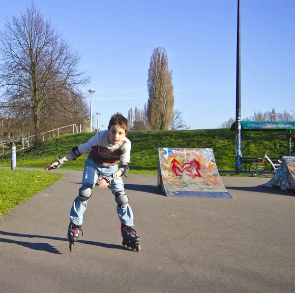 Adolescente en kit de protección patinaje sobre ruedas — Foto de Stock