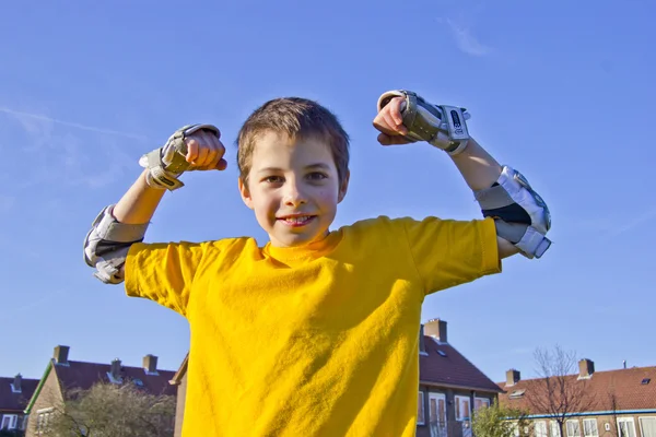 Ler tonårspojke i roller-blading skydd kit — Stockfoto
