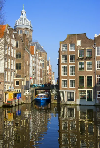 Barca blu sul canale di Amsterdam. Spazio urbano in primavera . — Foto Stock