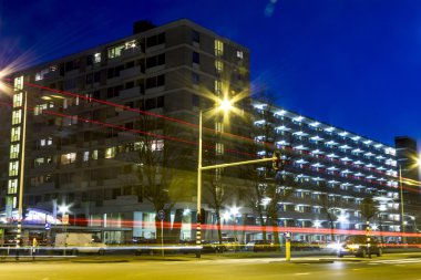 Amsterdam gece modern şehir trafiğine