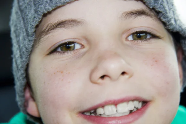 Sevimli genç çocuk şapka gülümseyen içinde closeup — Stok fotoğraf