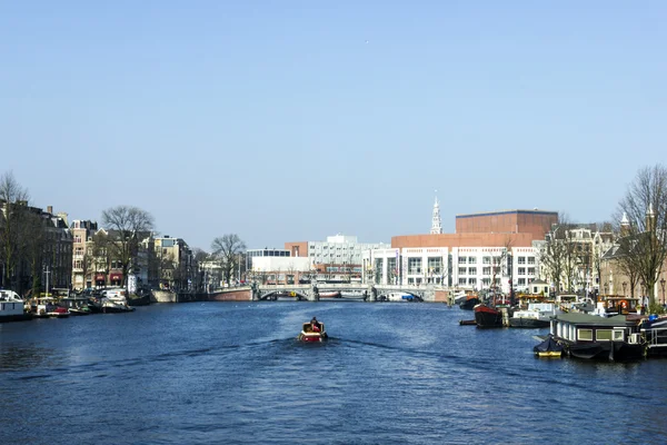 Amsterdam città nei Paesi Bassi, barca nel fiume Amstel — Foto Stock
