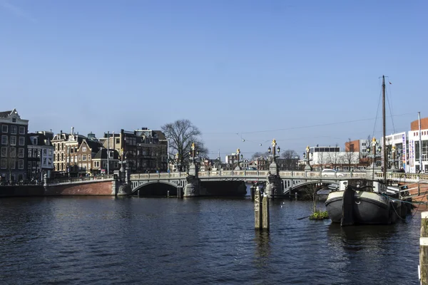 Amesterdão. Ponte Azul famosa sobre o rio Amstel — Fotografia de Stock
