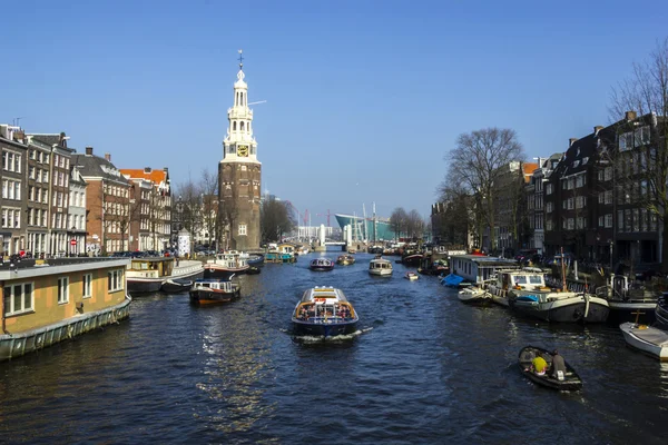Lodní doprava na kanálech v slunečný den v Amsterdamu, Nizozemí — Stock fotografie